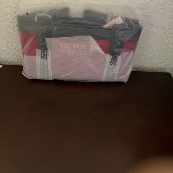 Assortments new VS and PINK TOTES - Picture 9 of 15